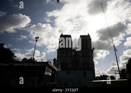 Paris, France. 12 septembre 2024. Vue de la cathédrale notre-Dame de Paris lors de l'arrivée des huit cloches du beffroi nord de la cathédrale notre-Dame de Paris le 12 septembre 2024. Photo par Eliot Blondet/ABACAPRESS. COM Credit : Abaca Press/Alamy Live News Banque D'Images