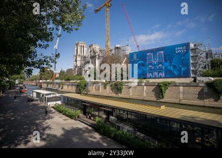 Paris, France. 12 septembre 2024. Vue de la cathédrale notre-Dame de Paris lors de l'arrivée des huit cloches du beffroi nord de la cathédrale notre-Dame de Paris le 12 septembre 2024. Photo par Eliot Blondet/ABACAPRESS. COM Credit : Abaca Press/Alamy Live News Banque D'Images