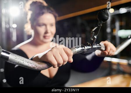 Une femme de grande taille confiante s'engage dans un entraînement, montrant la force et la positivité dans ses vêtements de sport. Banque D'Images