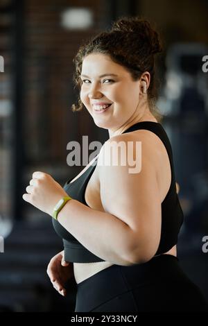 Une jeune femme confiante embrasse sa force tout en s'entraînant dans des vêtements actifs élégants. Banque D'Images