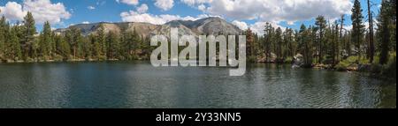 Panorama grand angle de secret Lake au bord de la Wilderness Hoover en Californie dans la haute chaîne de montagnes orientale de la Sierra Nevada. Banque D'Images