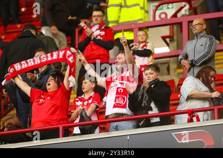 Oakwell Stadium, Barnsley, Angleterre - 7 septembre 2024 les fans de Barnsley célèbrent la victoire de leur équipe - après le match Barnsley v Bristol Rovers, Sky Bet League One, 2024/25, Oakwell Stadium, Barnsley, Angleterre - 7 septembre 2024 crédit : Mathew Marsden/WhiteRosePhotos/Alamy Live News Banque D'Images