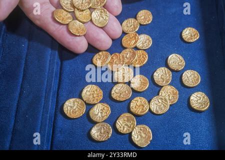 Londres, Royaume-Uni. 12 septembre 2024 . Un trésor de plus de 680 pièces d'or et d'argent datant de 206 av. J.-C. à l'empereur Claudius en 46/47 après JC qui ont été découvertes par le détective de métaux George Ridgway dans le parc de Helmingham Hall près de Stowmarket dans le Suffolk. La vente aura lieu à Noonan;s Mayfair le 18 septembre crédit : amer Ghazzal/Alamy Live News Banque D'Images