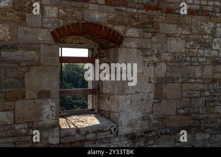 Fenêtre arquée altérée dans la ruine du château médiéval de Neuenburg entouré d'un mur de calcaire coquillages, Freyburg, Saxe-Anhalt, Allemagne Banque D'Images