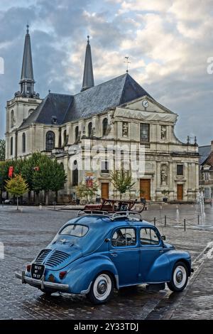 Voiture Renault 4CV vintage, Richelieu, France Banque D'Images