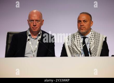 Dr Husam Zomlot, Chef de la Mission palestinienne au Royaume-Uni, au TUC avec le Président Matt WRAK, Secrétaire général de la FBU Banque D'Images