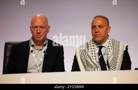 Dr Husam Zomlot, Chef de la Mission palestinienne au Royaume-Uni, au TUC avec le Président Matt WRAK, Secrétaire général de la FBU Banque D'Images