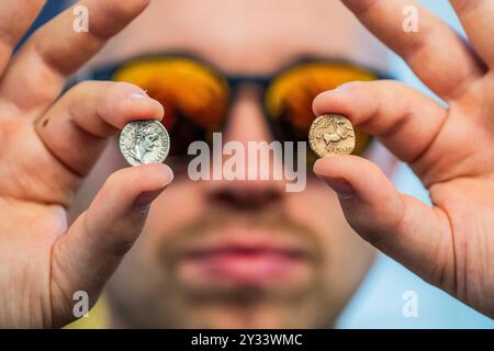 Londres, Royaume-Uni. 12 septembre 2024. Plus de 680 pièces d'or et d'argent datant d'aussi tôt que 206 av. J.-C. jusqu'à l'empereur Claudius en 46/47 AD seront offertes par Noonans Mayfair le mercredi 18 septembre 2024. Le trésor a été découvert par un détective de métaux, George Ridgway avec son détecteur de métaux Garrett AT Pro, dans le parc du Helmingham Hall près de Stowmarket dans le Suffolk et est estimé à £75,000. Crédit : Guy Bell/Alamy Live News Banque D'Images