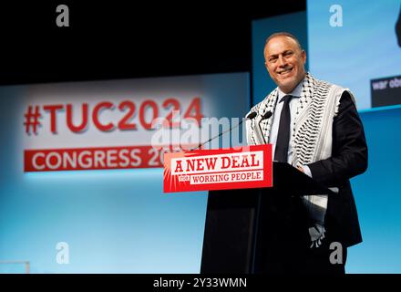 Le Dr Husam Zomlot, chef de la Mission palestinienne au Royaume-Uni, prononce son discours devant le TUC. Il appelle à davantage d'aide pour la Palestine et à un cessez-le-feu. Banque D'Images