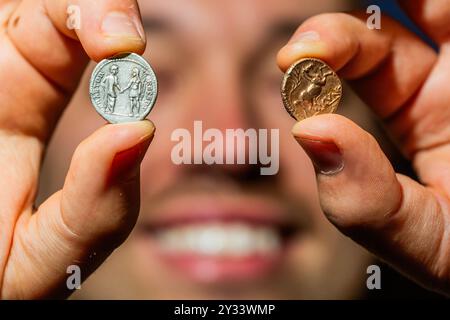 Londres, Royaume-Uni. 12 septembre 2024. Plus de 680 pièces d'or et d'argent datant d'aussi tôt que 206 av. J.-C. jusqu'à l'empereur Claudius en 46/47 AD seront offertes par Noonans Mayfair le mercredi 18 septembre 2024. Le trésor a été découvert par un détective de métaux, George Ridgway avec son détecteur de métaux Garrett AT Pro, dans le parc du Helmingham Hall près de Stowmarket dans le Suffolk et est estimé à £75,000. Crédit : Guy Bell/Alamy Live News Banque D'Images