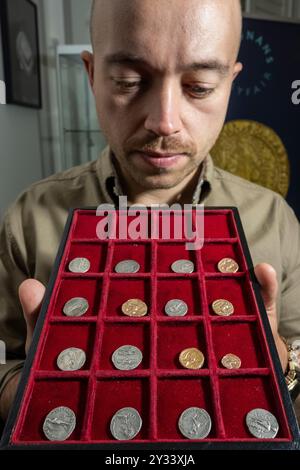 Londres, Royaume-Uni. 12 septembre 2024. Le détective de métaux George Ridgway avec des pièces provenant d'un trésor de plus de 680 pièces d'or et d'argent datant d'aussi tôt que 206 av. J.-C. jusqu'à l'empereur Claudius en 46/47 après JC qui ont été découvertes par dans le parc de Helmingham Hall près de Stowmarket dans le Suffolk (est. £75,000). Credit : Stephen Chung / Alamy Live News Banque D'Images