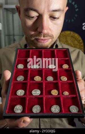 Londres, Royaume-Uni. 12 septembre 2024. Le détective de métaux George Ridgway avec des pièces provenant d'un trésor de plus de 680 pièces d'or et d'argent datant d'aussi tôt que 206 av. J.-C. jusqu'à l'empereur Claudius en 46/47 après JC qui ont été découvertes par dans le parc de Helmingham Hall près de Stowmarket dans le Suffolk (est. £75,000). Credit : Stephen Chung / Alamy Live News Banque D'Images