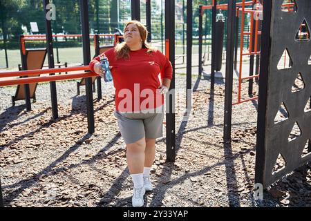 Une femme joyeuse embrasse la forme physique tout en faisant de l'exercice à l'extérieur. Banque D'Images