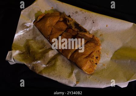 tourné sur terang bulan ou martabak sucré. Cuisine indonésienne typique. Banque D'Images