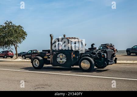 Gulfport, MS - 04 octobre 2023 : vue d'angle avant grand angle d'un pick-up Ford Rat Rod 1951 personnalisé lors d'un salon automobile local. Banque D'Images