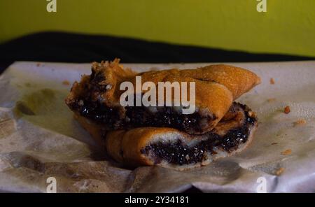 tourné sur terang bulan ou martabak sucré. Cuisine indonésienne typique. Banque D'Images