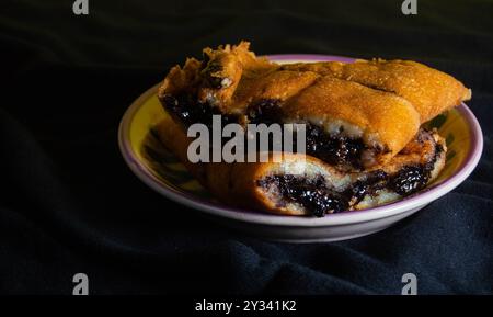 tourné sur terang bulan ou martabak sucré. Cuisine indonésienne typique. Banque D'Images
