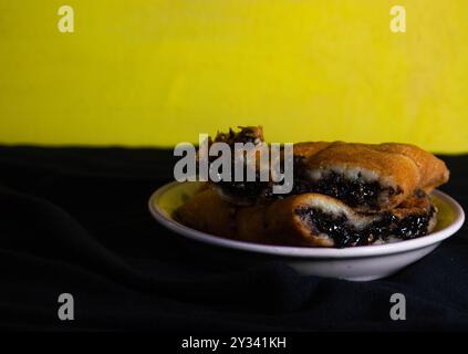 tourné sur terang bulan ou martabak sucré. Cuisine indonésienne typique. Banque D'Images