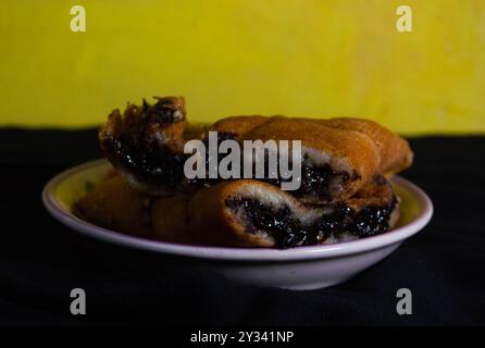 tourné sur terang bulan ou martabak sucré. Cuisine indonésienne typique. Banque D'Images