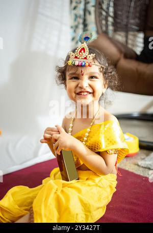 petit petit garçon indien dans la tenue sainte kirshna dieu hindou à l'intérieur Banque D'Images