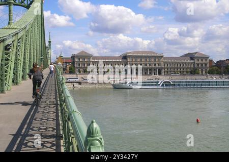 Szabadsag HID, Liberty Bridge, traversant le Danube, Université Corvinus en arrière-plan, Budapest, Hongrie Banque D'Images