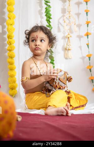 petit petit garçon indien dans la tenue sainte kirshna dieu hindou à l'intérieur Banque D'Images