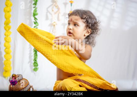 petit petit garçon indien dans la tenue sainte kirshna dieu hindou à l'intérieur Banque D'Images