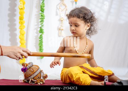 petit petit garçon indien dans la tenue sainte kirshna dieu hindou à l'intérieur Banque D'Images