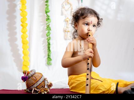 petit petit garçon indien dans la tenue sainte kirshna dieu hindou à l'intérieur Banque D'Images