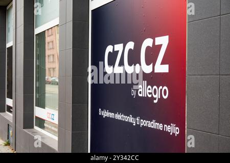 OSTRAVA, RÉPUBLIQUE TCHÈQUE - 25 SEPTEMBRE 2023 : vitrine de la boutique CZC qui appartient à Allegro Banque D'Images