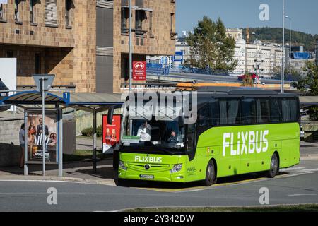 OSTRAVA, TCHÉQUIE - 29 SEPTEMBRE 2023 : Mercedes-Benz Tourismo 16RHD III bus de la compagnie de transport public FlixBus dans la station Ostrava UAN Banque D'Images