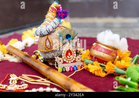 dieu hindou krishna sainte plume de paon et flûte à l'intérieur tourné sous un angle différent Banque D'Images