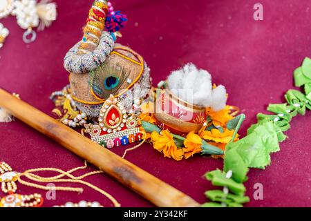 dieu hindou krishna sainte plume de paon et flûte à l'intérieur tourné sous un angle différent Banque D'Images