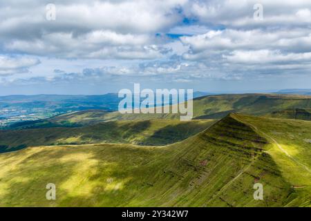 Sentier de randonnée menant à une haute montagne verte Banque D'Images