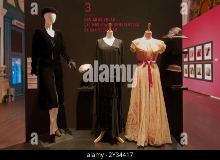 Exposition célébrant le créateur de mode Cristóbal Balenciaga vêtements pour femmes la Sala de Exposiciones de Las Francesas Valladolid Castille et Léon Espagne Banque D'Images