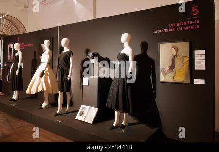 Exposition célébrant le créateur de mode Cristóbal Balenciaga vêtements pour femmes la Sala de Exposiciones de Las Francesas Valladolid Castille et Léon Espagne Banque D'Images