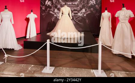 Exposition célébrant le créateur de mode Cristóbal Balenciaga vêtements pour femmes la Sala de Exposiciones de Las Francesas Valladolid Castille et Léon Espagne Banque D'Images