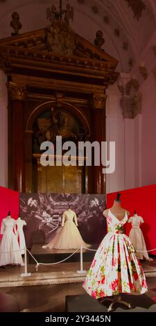 Exposition célébrant le créateur de mode Cristóbal Balenciaga vêtements pour femmes la Sala de Exposiciones de Las Francesas Valladolid Castille et Léon Espagne Banque D'Images