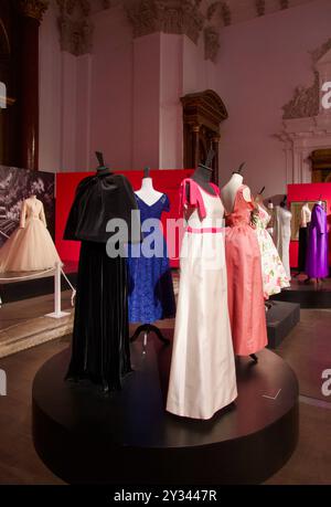 Exposition célébrant le créateur de mode Cristóbal Balenciaga vêtements pour femmes la Sala de Exposiciones de Las Francesas Valladolid Castille et Léon Espagne Banque D'Images