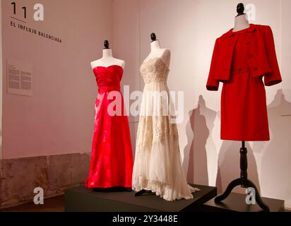 Exposition célébrant le créateur de mode Cristóbal Balenciaga vêtements pour femmes la Sala de Exposiciones de Las Francesas Valladolid Castille et Léon Espagne Banque D'Images