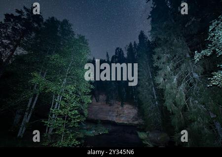 Paysage de nuit, nature estonienne. Suur Taevaskoja, rivière Ahja et ciel étoilé. Banque D'Images