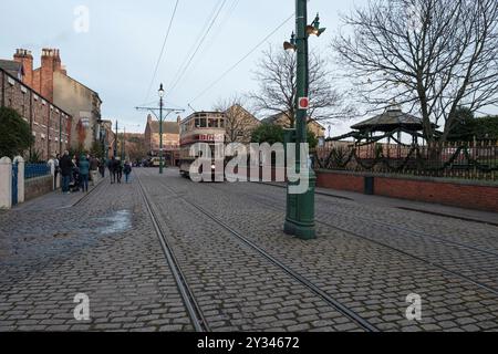 Un tramway électrique fermé sur les voies du tramway au musée en plein air Beamish, comté de Durham, Angleterre, Royaume-Uni. Banque D'Images