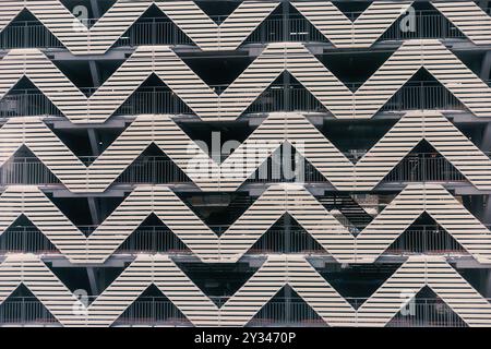 Façade de garage à plusieurs niveaux. Fragment d'architecture, fond urbain abstrait. Russie, Saint-Pétersbourg Banque D'Images