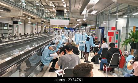 Aéroport de Suvarnabhumi, Samut Prakan, Thaïlande - 10 janvier 2021 : points de contrôle de la pandémie de coronavirus COVID-19 Banque D'Images