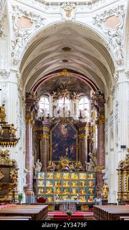 Prague, République tchèque-30 mai 2024 : L'autel principal à l'intérieur de la cathédrale de éléments Clément, également connue sous le nom d'église de requis Clément ou de Kliment, est un rutheni Banque D'Images