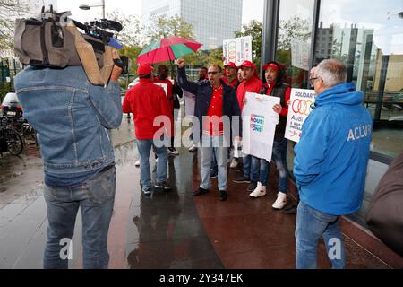 Bruxelles, Belgique. 12 septembre 2024. Travailleurs photographiés devant une réunion de conciliation organisée pour les syndicats et la direction de l’usine Audi Brussels à Vorst-Forest, dans les bureaux de l’Agence fédérale pour l’emploi à Bruxelles, le jeudi 12 septembre 2024. Audi Brussels a annoncé des plans de restructuration de l'usine, au moins 1,500 emplois sont menacés d'être supprimés. BELGA PHOTO NICOLAS MAETERLINCK crédit : Belga News Agency/Alamy Live News Banque D'Images