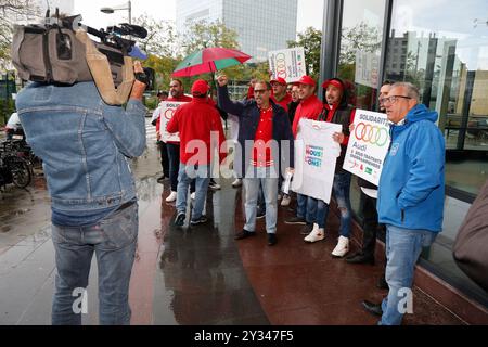 Bruxelles, Belgique. 12 septembre 2024. Travailleurs photographiés devant une réunion de conciliation organisée pour les syndicats et la direction de l’usine Audi Brussels à Vorst-Forest, dans les bureaux de l’Agence fédérale pour l’emploi à Bruxelles, le jeudi 12 septembre 2024. Audi Brussels a annoncé des plans de restructuration de l'usine, au moins 1,500 emplois sont menacés d'être supprimés. BELGA PHOTO NICOLAS MAETERLINCK crédit : Belga News Agency/Alamy Live News Banque D'Images