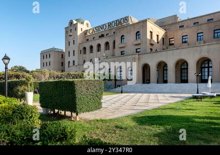 Rhodes, Grèce. 3 juillet 2024 : Rhodes ou Rodos Casino Hôtel bâtiment dans la journée ensoleillée d'été Banque D'Images