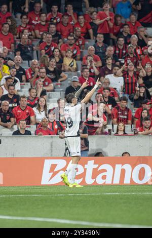 Curitiba, Brésil. 12 septembre 2024. PR - CURITIBA - 09/11/2024 - BRAZIL CUP 2024, ATHLETICO-PR x VASCO - VASCO Vegetti célèbre son but lors du match contre Athletico-PR au stade Arena da Baixada pour le championnat de la Coupe du Brésil 2024. Photo : Luis Garcia/AGIF (photo de Luis Garcia/AGIF/SIPA USA) crédit : SIPA USA/Alamy Live News Banque D'Images