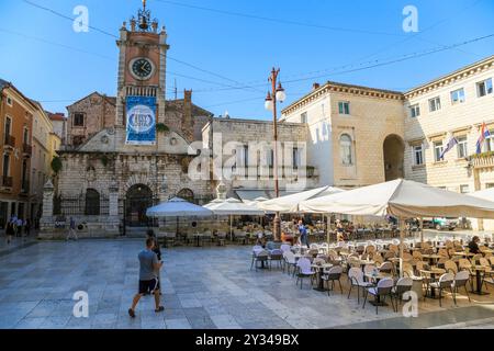 ZADAR, CROATIE - 14 SEPTEMBRE 2016 : il s'agit du bâtiment de la garde de la ville avec une horloge sur la place du peuple. Banque D'Images